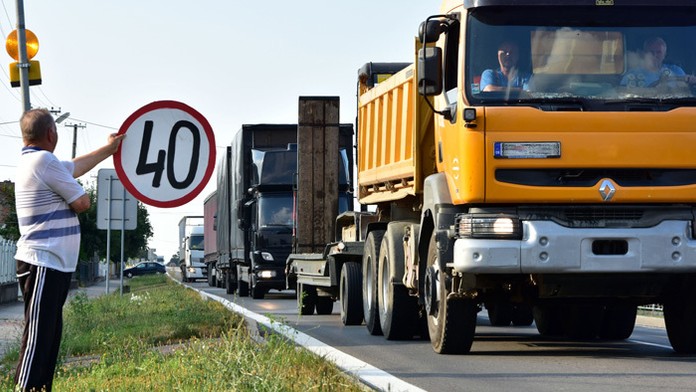Denne cez obec Dvorianky prejde stovka kamiónov. 
