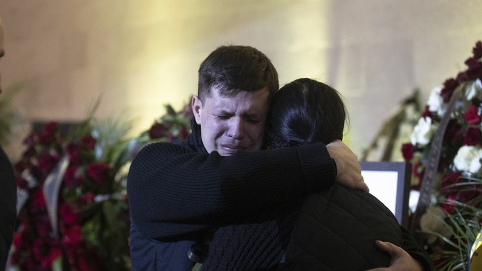 V Kyjeve pochovávajú ministra obrany i ďalšie obete havárie vrtuľníka. Zúčastnil sa aj Zelenskyj