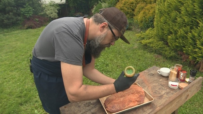 Autobus v Zohori stojí na zastávke v blízkosti domu.