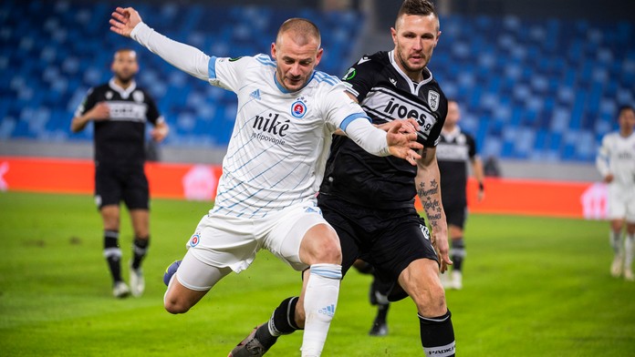 Na snímke zľava Vladimír Weiss ml. (Slovan) a Jasmin Kurtič (Paok) v zápase Slovana Bratislava s Paokom Solún.