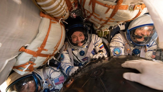 Kozmonauti krátko po pristátí v kazašskej stepi.