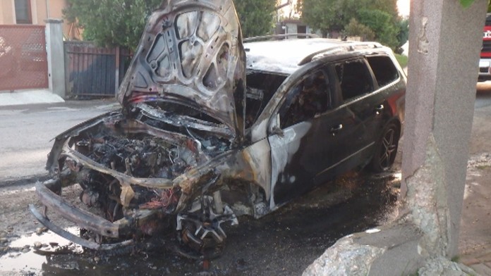 Zhorené auto. Aj jeho vodič z miesta utiekol.