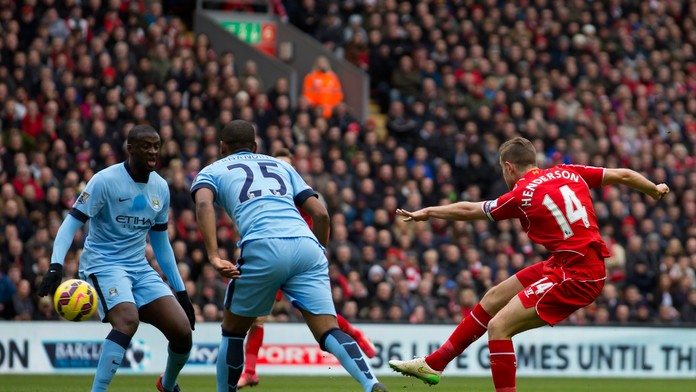 Skóre stretnutia Liverpool - Manchester City otvoril presnou strelou Jordan Henderson.