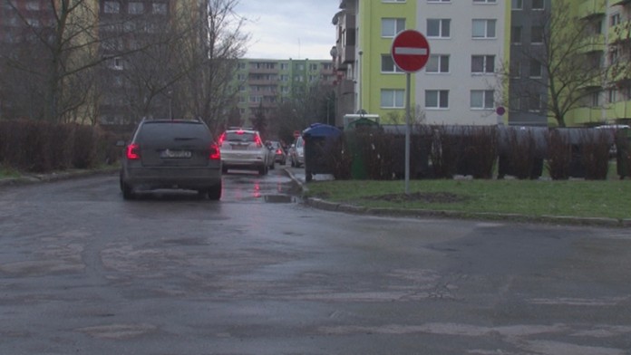 Zmena dopravného značenia pred ZŠ Nábrežná 95 v Nových Zámkoch.