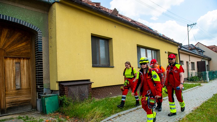 Hasiči počas zásahu v obci Hrušky.