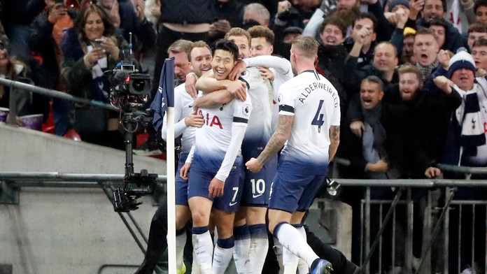 Hráč Tottenhamu Hotspur Son Heung-min (7) sa teší z gólu so spoluhráčmi.