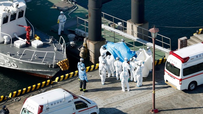 Zladiť očné tiene s rúškom je základ.