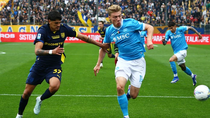 Hráč Neapola Rasmus Hojlund a hráč Parmy Mariano Troilo bojujú o loptu