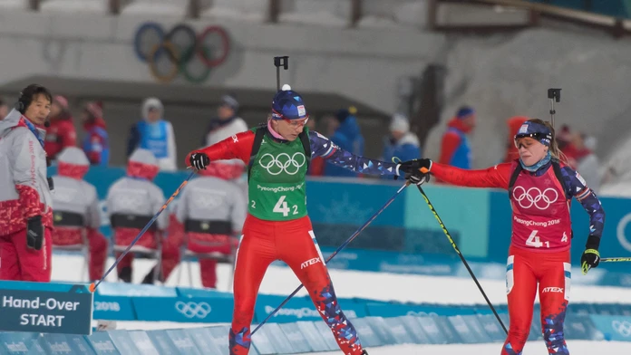 Paulína Fialková (vpravo) odovzdáva štafetu Anastasii Kuzminovej v pretekoch miešaných štafiet.