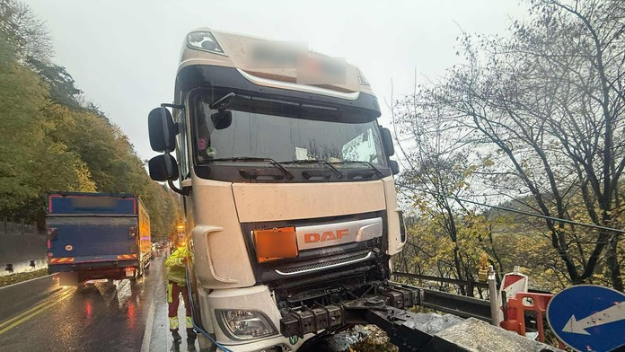 Vážna dopravná nehoda pod Strečnom. Kamión čelne vrazil do auta, to skončilo v zráze