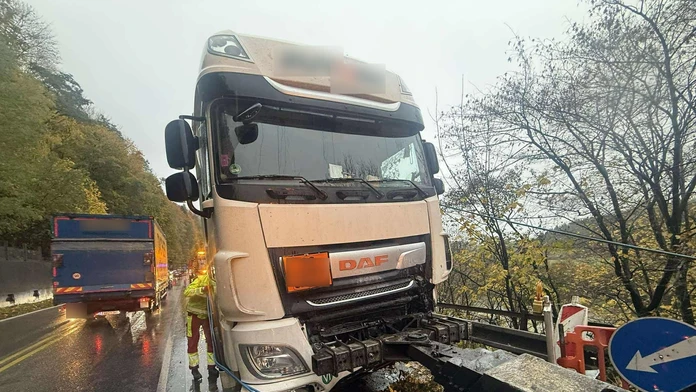 Vážna dopravná nehoda pod Strečnom. Kamión čelne vrazil do auta, to skončilo v zráze