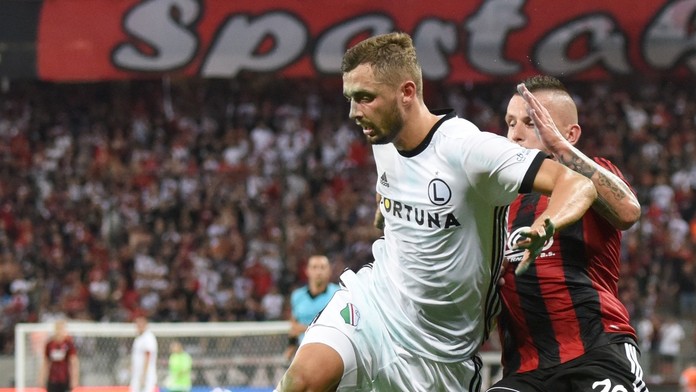 Vpravo hráč Spartaka Matúš Čonka a hráč Legie Mateusz Wieteska v odvete 2. predkola Ligy majstrov.