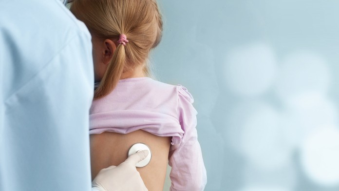 Brankár Jackson Whistle (Veľká Británia) inkasuje ôsmy gól, vpravo Morten Poulsen (Dánsko).