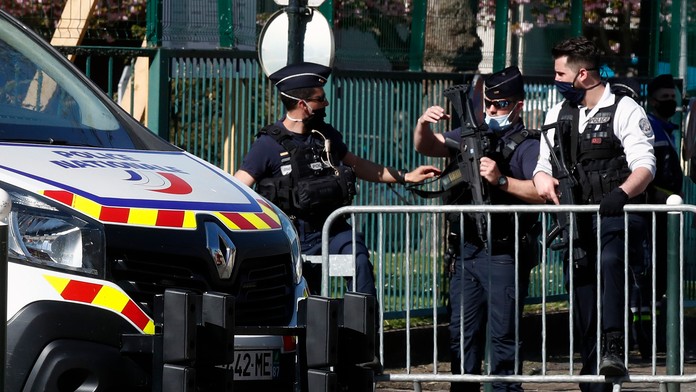 Policajti blokujú cestu zábranami neďaleko miesta útoku.