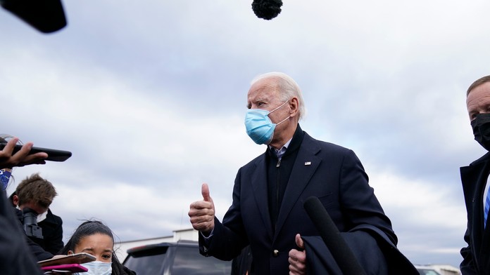 Obyvatelia Chicaga si robia selfie počas volieb v United Center v Chicagu.