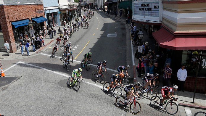 Pelotón prechádza americkým mestom Grass Valley počas druhej etapy cyklistických pretekov Okolo Kalifornie. Slovák Peter Sagan v