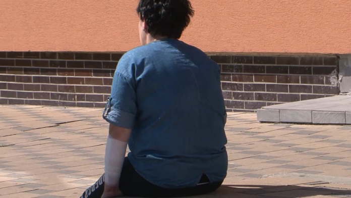 Zranenie si spôsobila sama.