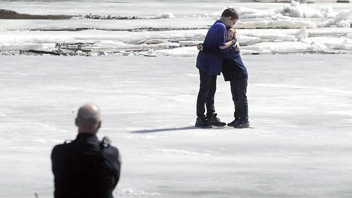 Dvaja bratia uviazli na zamrznutej rieke