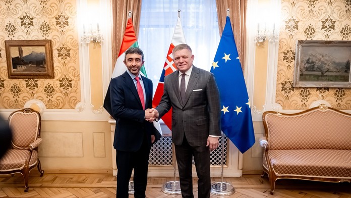 Premiér Robert Fico v nedeľu rokoval na Úrade vlády SR s ministrom zahraničných vecí Spojených arabských emirátov (SAE) Abdulláhom bin Zájidom Ál Nahjánom. 