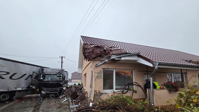 FOTO: Šok v tichej obci na juhu Slovenska. Rodinný dom zdemoloval kamión