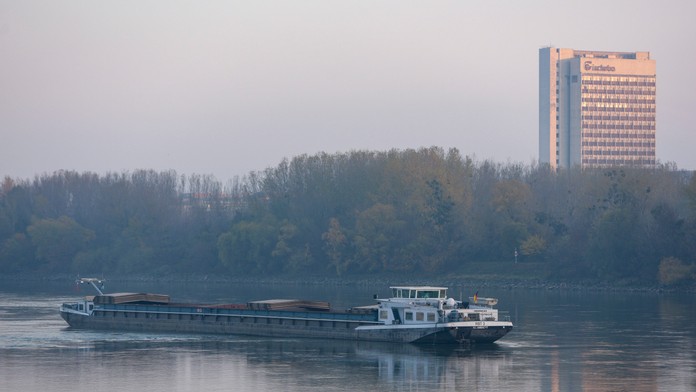 Uviaznutá loď na Dunaji
