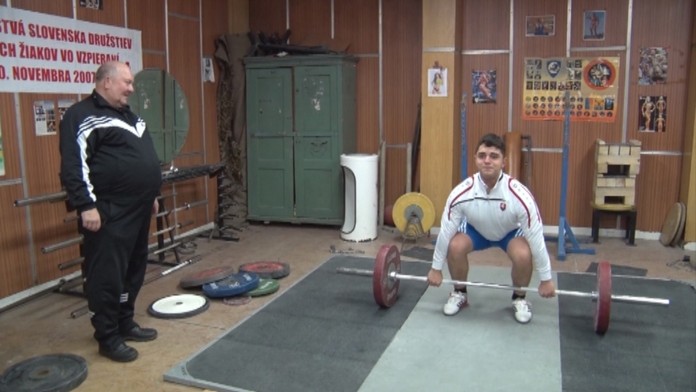 Mladý talent Ján Kočibál so svojim trenérom Mariánom Buschbacherom.