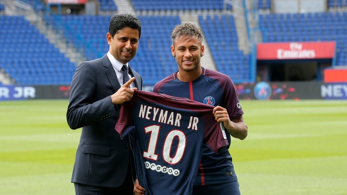Na snímke vpravo brazílsky útočník Neymar, vľavo prezident PSG Nasser Al-Khelaifi pózujú s dresom.