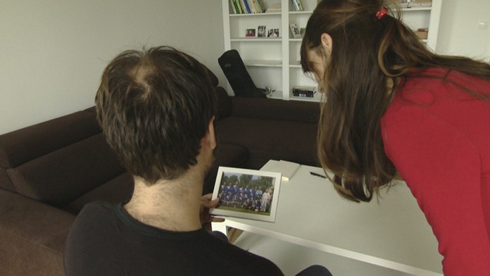 Mladý muž je s chorobou zmierený.