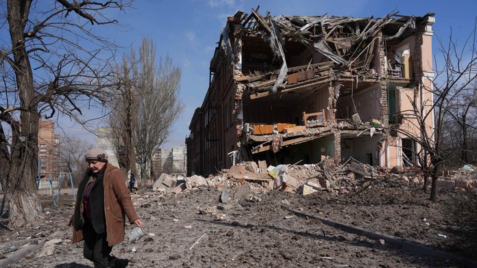 Beznádej v Mariupole: Obyvatelia vyšli z krytov, aby sa pozreli na ruskú skazu