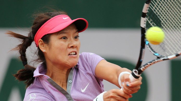 Čínska tenistka Na Li odvracia loptičku Francúzke Kristine Mladenovičovej v 1. kole Roland Garros.