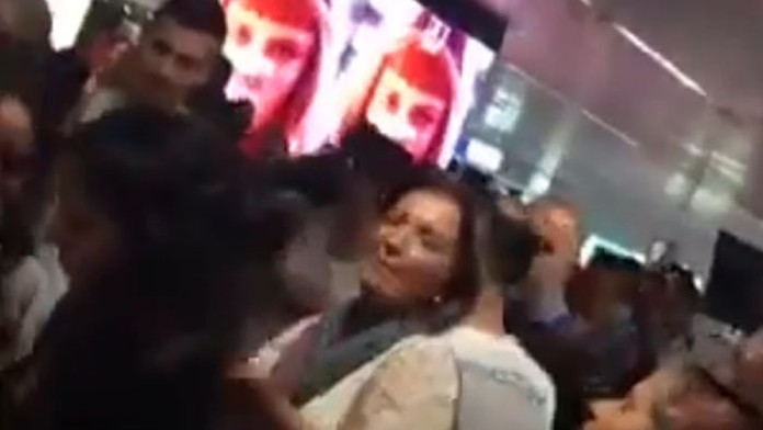 Talianska polícia musela zasahovať na rímskom letisku Fiumicino, kde upokojovala rozhnevaných cestujúcich.