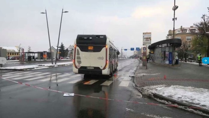Nie alkohol, ale drogy. Seniorku zrazil autobus priamo na priechode, šofér bol pozitívny na pervitín