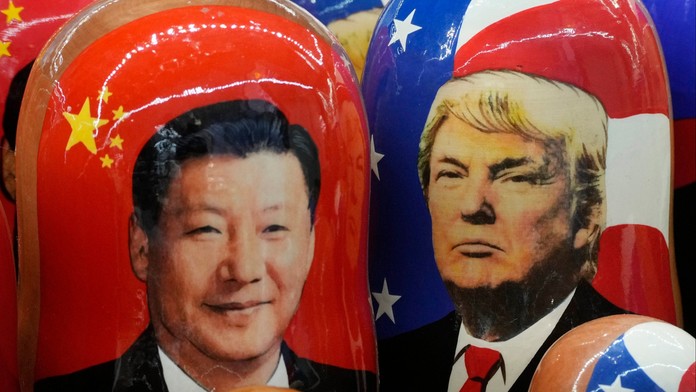 Tradičné ruské drevené bábiky s názvom Matrioška zobrazujúce čínskeho prezidenta Si Ťin-pchinga vľavo a amerického prezidenta Donalda Trumpa.