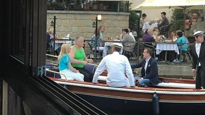 Kajínek randil pod Karlovým mostom s neznámou blondýnkou.