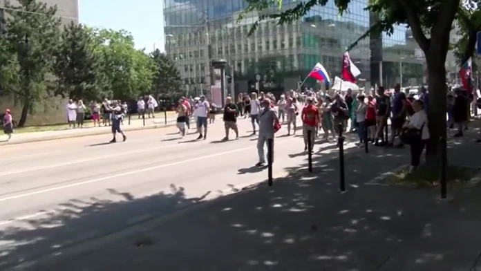 Protestujúci v centre Bratislavy