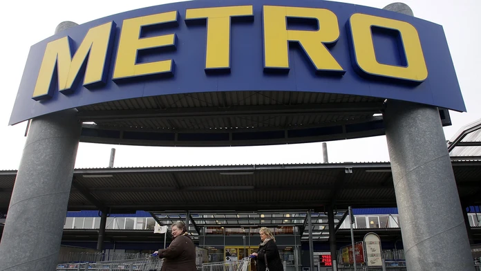 Pohľad na logo nemeckého maloobchodného reťazca Metro