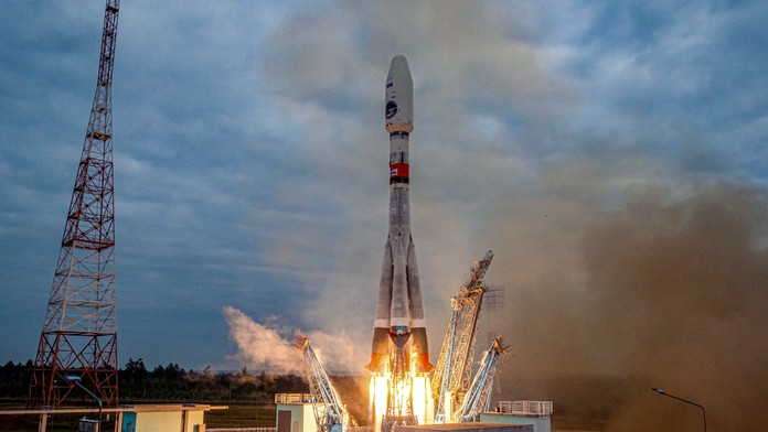 Nosná raketa Sojuz s lunárnym modulom Luna-25 štartuje z kozmodrómu Vostočnyj na východe Ruska v piatok 11. augusta 2023. 