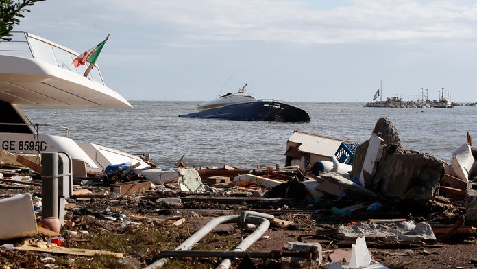Obrovské vlny na taianskom pobreží ničia jachty.