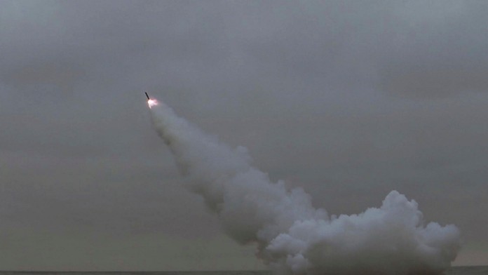 Severná Kórea otestovala dve strely odpálené z ponorky. Južná Kórea a USA začali spoločné cvičenia