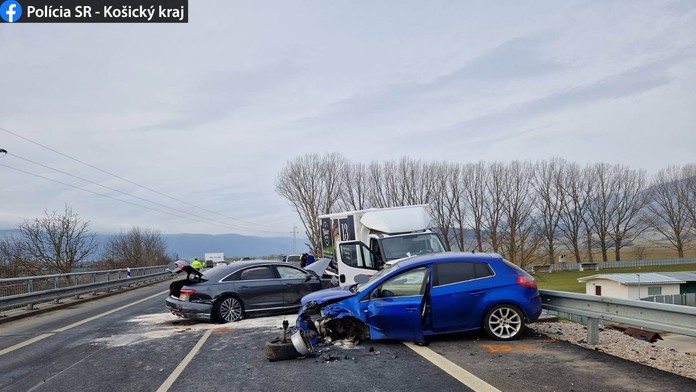 Pri Košiciach obmedzili dopravu, zrazilo sa päť áut