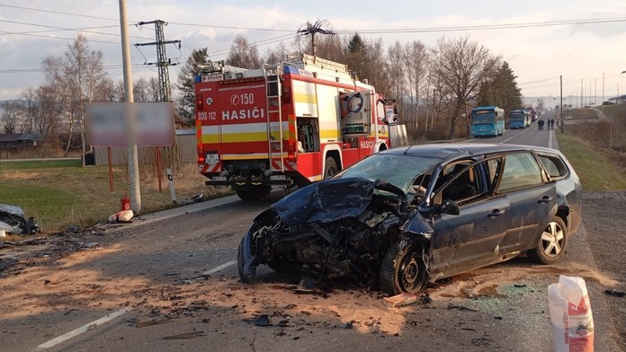 Na snímke zničené auto po tragickej nehode na Orave.
