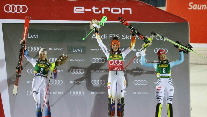 Petra Vlhová sa teší z víťazstva v úvodnom slalome sezóny Svetového pohára.