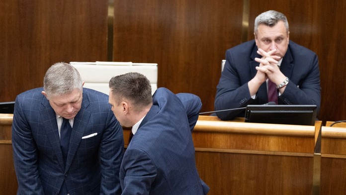 Robert Fico, Tomáš Taraba a Andrej Danko v parlamente v utorok 21. januára.