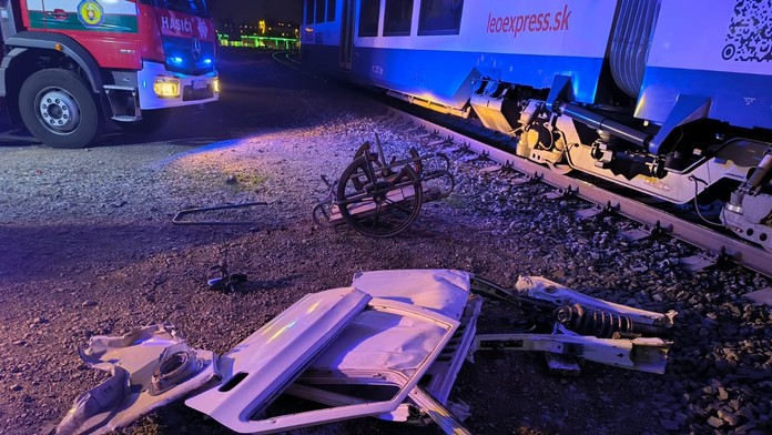 Zrážka vlaku s ručným vozíkom v Bratislave: Na frekventovanom úseku sa tvorili kolóny