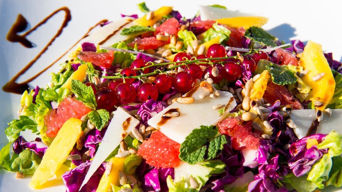 Svieži letný ovocný šalát z červenej kapusty 