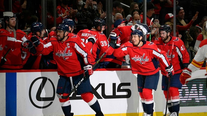 Martin Fehérváry sa raduje z premiérového gólu v NHL.