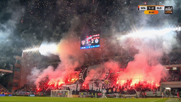 FOTOGALÉRIA: Dvakrát prerušené derby, štadión v plameňoch. Pozrite si najlepšie zábery z Trnavy