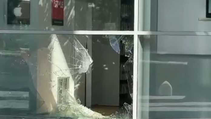 Nočná krádež v bratislavskom obchodnom centre. Zlodeji vzali elektroniku, pátra po nich polícia