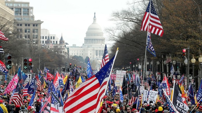 Kráľovská rodina na červenom koberci.