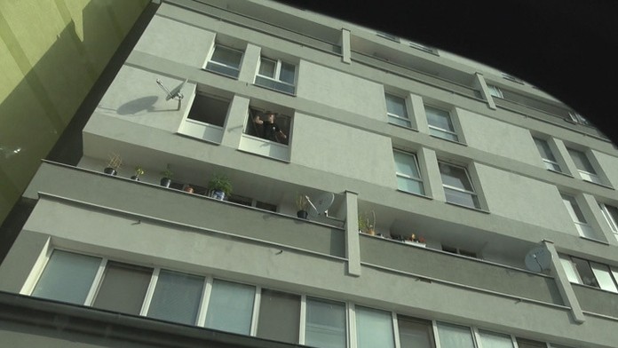 Na našu redaktorku hádzali počas razie striekačky.